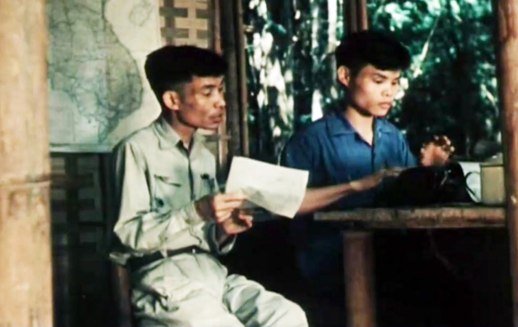 Các nhà báo đọc và đánh máy, xuất bản báo tại mặt trận Điện Biên Phủ