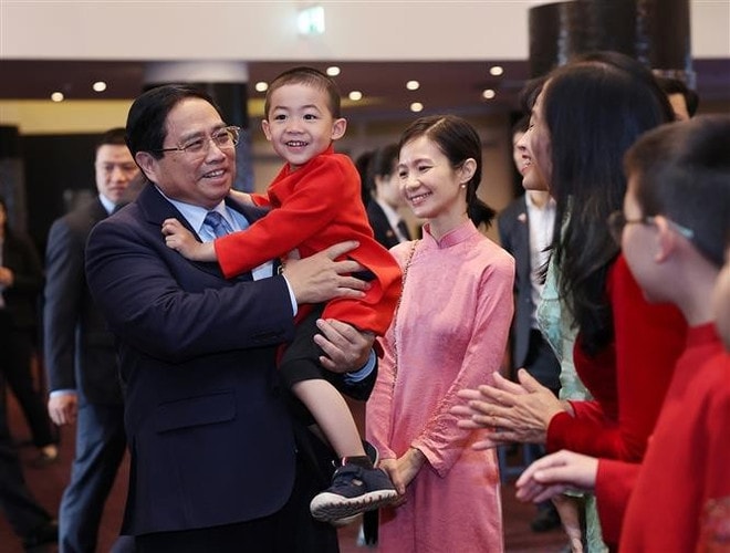 PM Pham Minh Chinh talks to the Vietnamese people in Estonia at the meeting on June 7. (Photo: VNA) vna-potal-thu-tuong-gap-go-cbnv-dai-su-quan-va-cong-dong-nguoi-viet-nam-tai-estonia-8078834.jpg