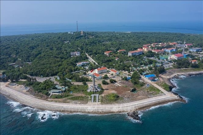The primeval forest, part of a rare tropical rainforest ecosystem with multiple layers of vegetation, makes Con Co truly a green island with rich and diverse flora. (Illustrative photo: VNA) dao-con-co2-050625.jpg