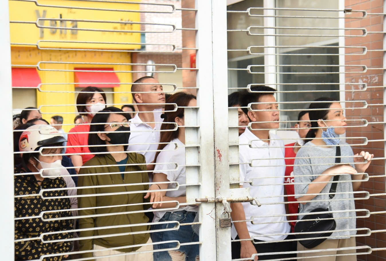  Cũng tại điểm thi này, những ánh mắt của phụ huynh lo lắng dõi theo bước chân con vào phòng thi (Ảnh: Mạnh Hưng) 