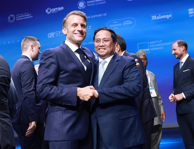 Prime Minister Pham Minh Chinh and French President Emmanuel Macron at the Blue Economy and Finance Forum. (Photo: VNA) pham-minh-chinh-3.jpg