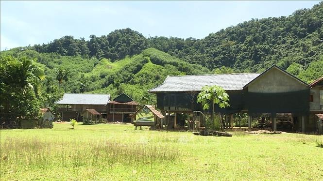 Những ngôi nhà mới khang trang được xây dựng ở xã vùng cao Long Môn, huyện Minh Long (Quảng Ngãi). Ảnh Hải Âu - TTXVN