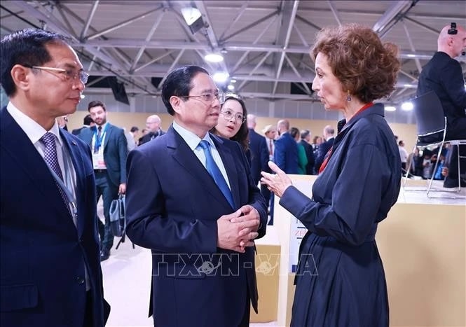 Prime Minister Pham Minh Chinh (centre) meets with UNESCO Director-General Audrey Azoulay on June 9. (Photo: VNA)