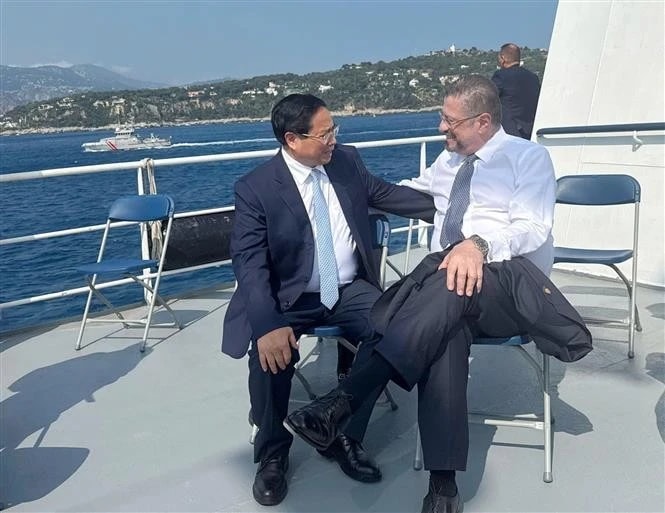 Prime Minister Pham Minh Chinh (left) and Costa Rican President Rodrigo Chaves on the sidelines of the 3rd United Nations Ocean Conference in Nice, France, on June 8 (local time). (Photo: VNA)
