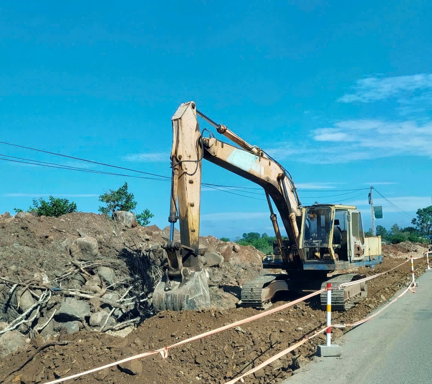 Các đơn vị gấp rút thi công các hạng mục của dự án.