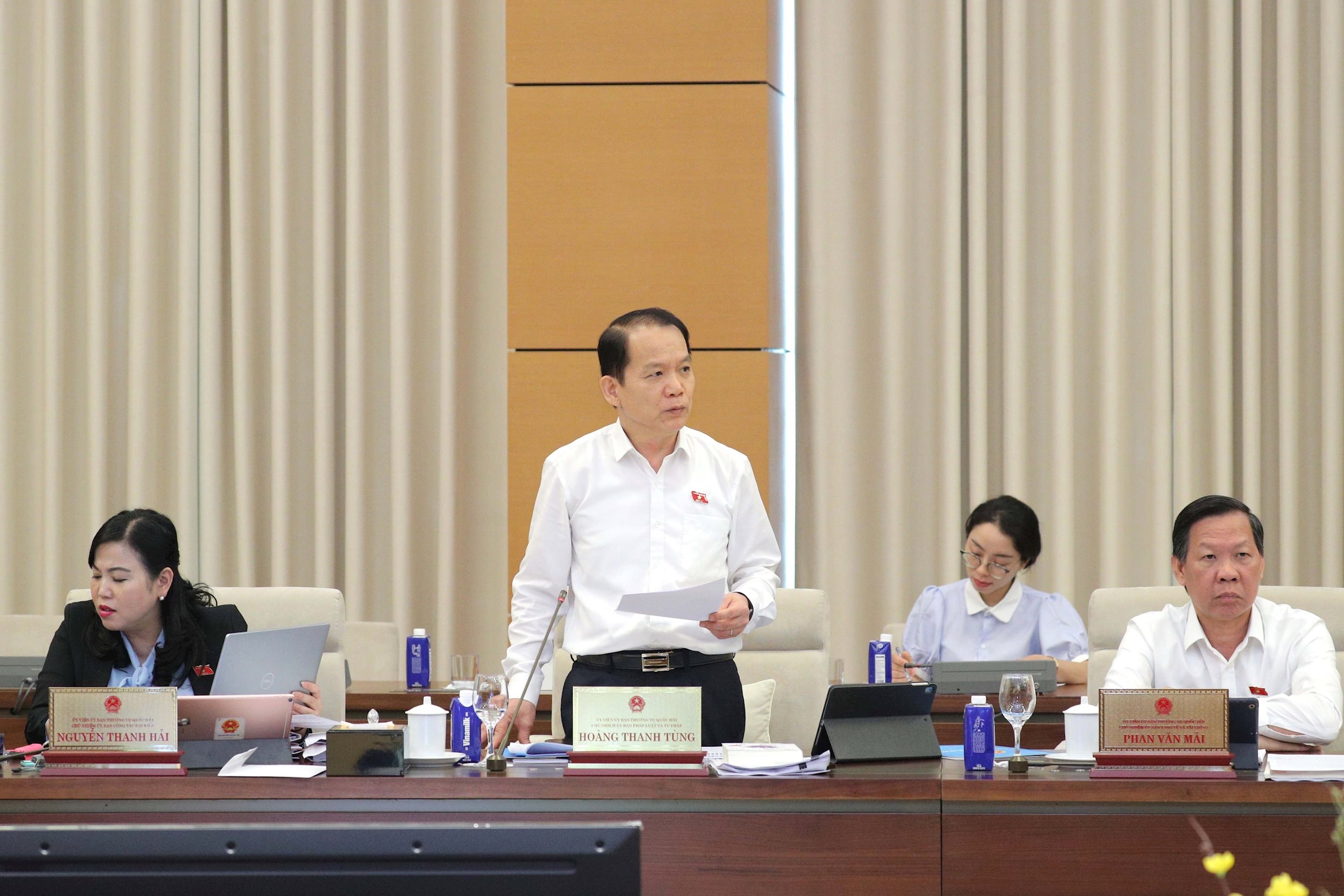 Chủ nhiệm Ủy ban Pháp luật và Tư pháp Hoàng Thanh Tùng phát biểu tại phiên họp. Ảnh: Hồ Long