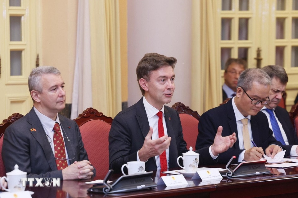 Ông Julien Guerrier, Đại sứ, Trưởng Phái đoàn Liên minh châu Âu tại Việt Nam (giữa) phát biểu. (Ảnh: Lâm Khánh/TTXVN)