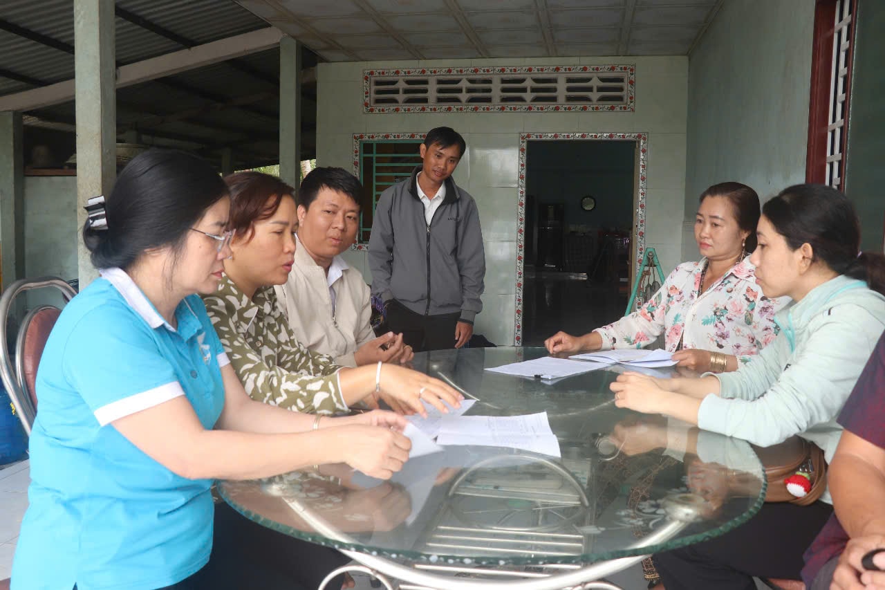 Lãnh đạo Hội LHPT thành phố Cần Thơ đi kiểm tra mô hình kinh tế vay vốn từ Quỹ Hỗ trợ phụ nữ phát triển kinh tế. Ảnh Hương Cát