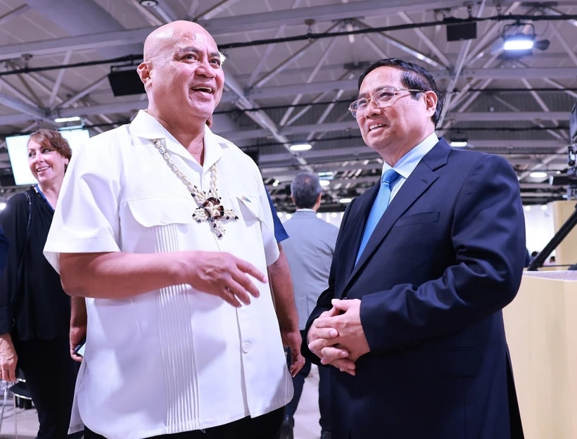 Prime Minister Pham Minh Chinh (R) meets with Prime Minister of Tuvalu Feleti Penitala Teo. (Photo: VNA)