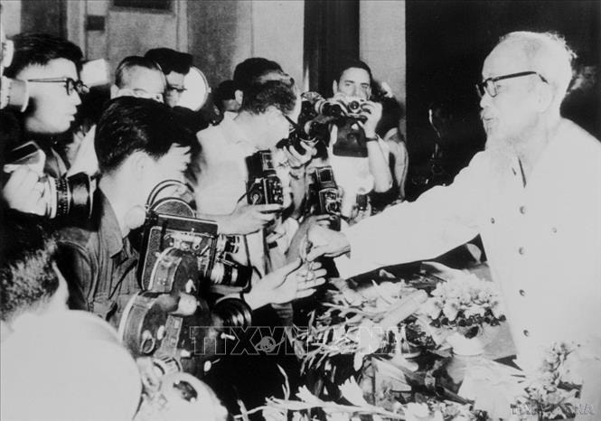 vna_potal_chu_tich_ho_chi_minh_-_nguoi_sang_lap_va_xay_dung_nen_bao_chi_cach_mang_viet_nam_stand (1)