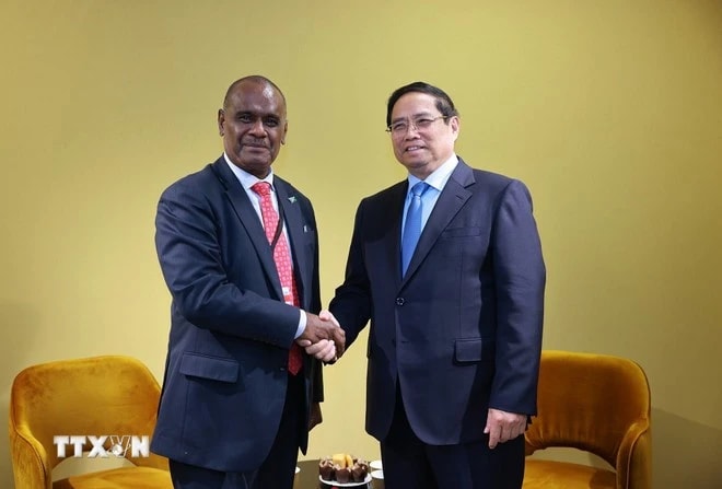 Prime Minister Pham Minh Chinh (R) and Prime Minister of the Solomon Islands Jeremiah Manele on the sidelines of the third United Nations Ocean Conference (UNOC 3) in Nice, France on June 9 (local time) (Photo: VNA)