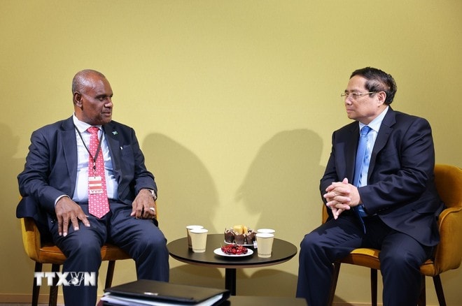 Prime Minister Pham Minh Chinh (R) and Prime Minister of the Solomon Islands Jeremiah Manele on the sidelines of the third United Nations Ocean Conference (UNOC 3) in Nice, France on June 9 (local time) (Photo: VNA) vietnam-solomon-islands-pledge-stronger-ties-on-unoc-3-sidelines-2-vna.jpg