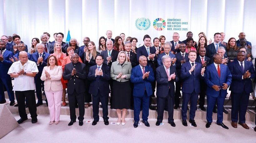 World leaders pose for a photo. (Photo: VNA)