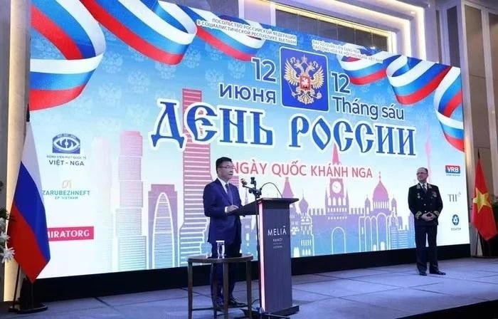 Deputy Prime Minister Le Thanh Long delivers remarks at the reception marking Russia’s National Day, June 12. (Photo: baochinhphu.vn)