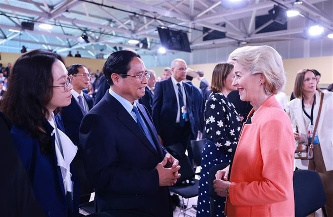 Prime Minister Pham Minh Chinh (C) meets with President of the European Commission (EC) Ursula von der Leyen. (Photo: VNA) ec.jpg