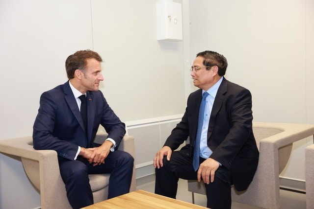 Prime Minister Pham Minh Chinh (R) and French President Emmanuel Macron at their meeting in Nice, France on June 9. (Photo: VNA) pm2.jpg