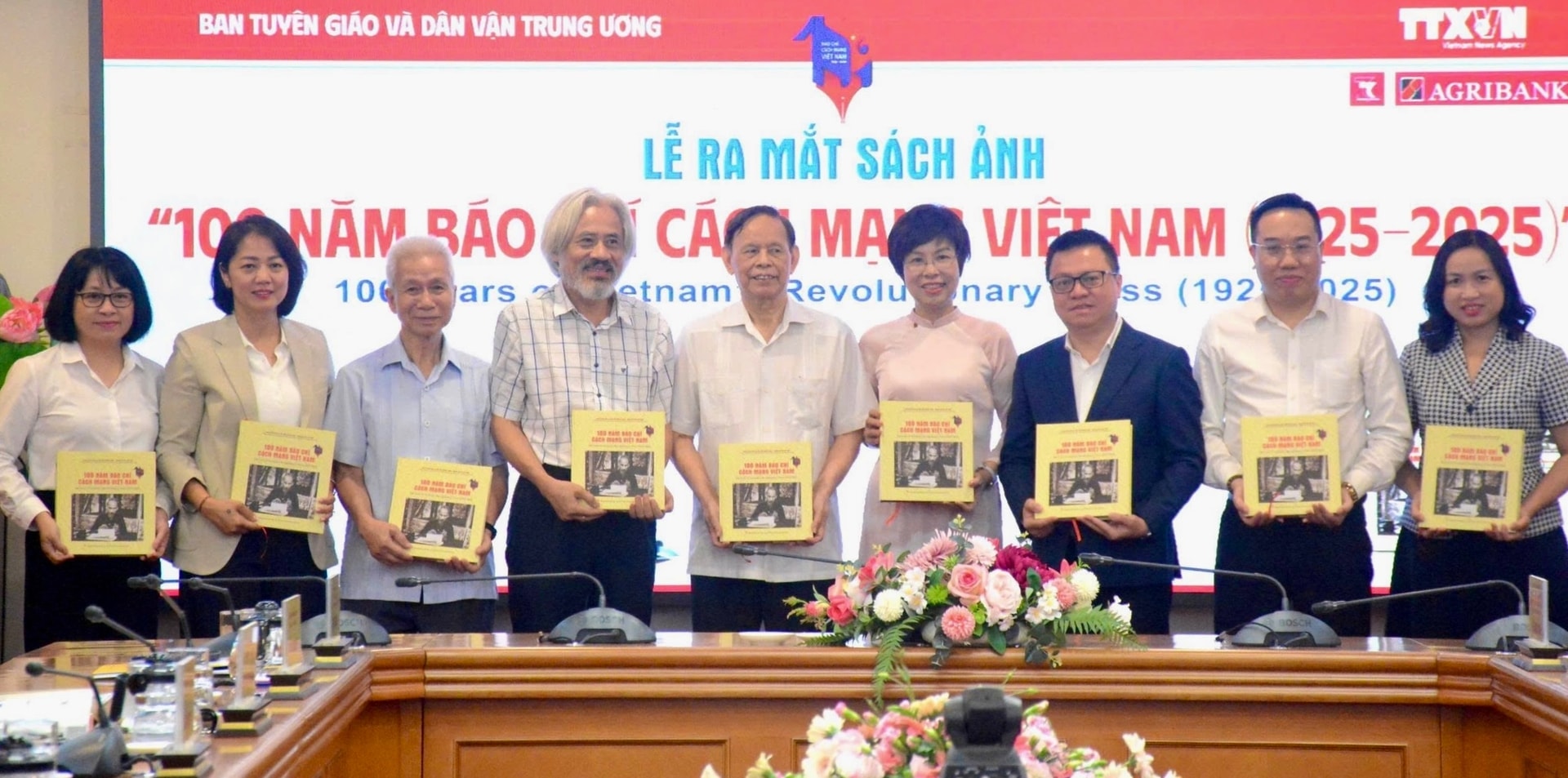 tang-sach-cac-dai-bieu.jpeg