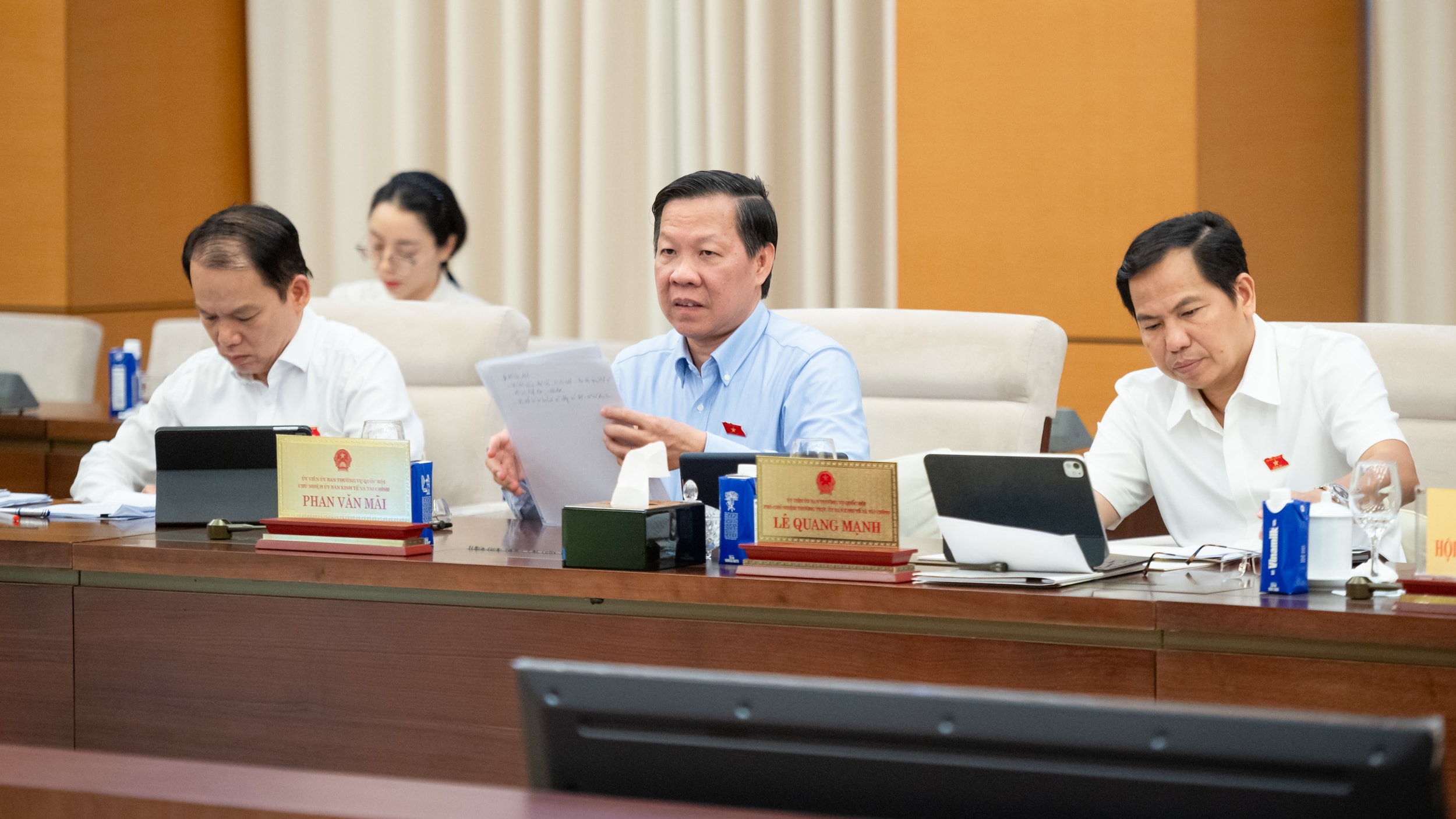 Các đại biểu tham dự phiên họp. Ảnh: Phạm Thắng