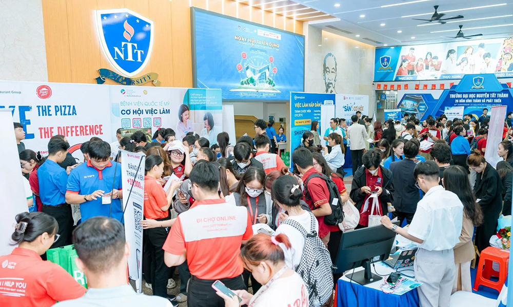 Ảnh 1- Ngày hội việc làm tại Trường Đại học Nguyễn Tất Thành thu hút đông đảo người lao động và doanh nghiệp tham gia. Ảnh BHXH
