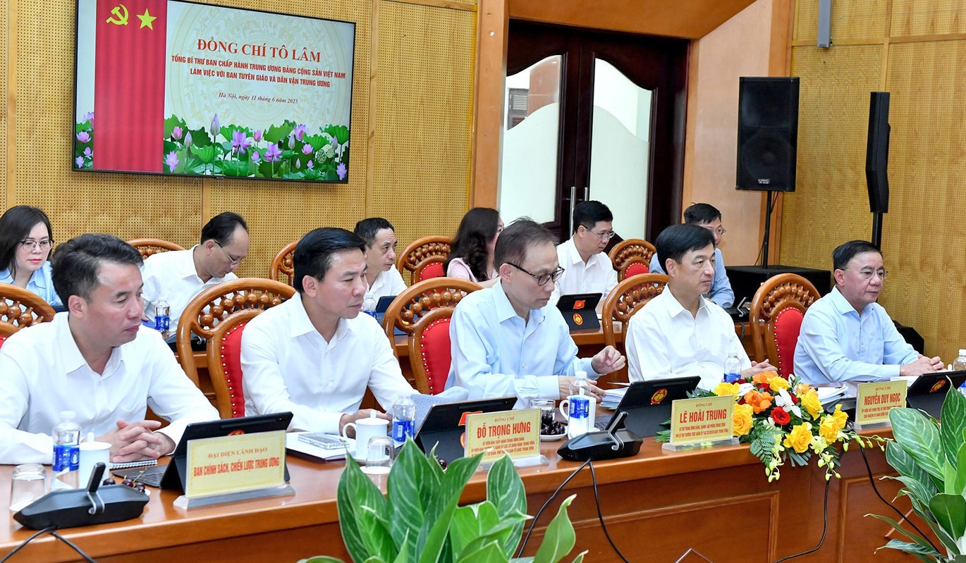 Các đồng chí lãnh đạo Đảng, Nhà nước và các đại biểu tham dự buổi làm việc. Ảnh: Đăng Khoa