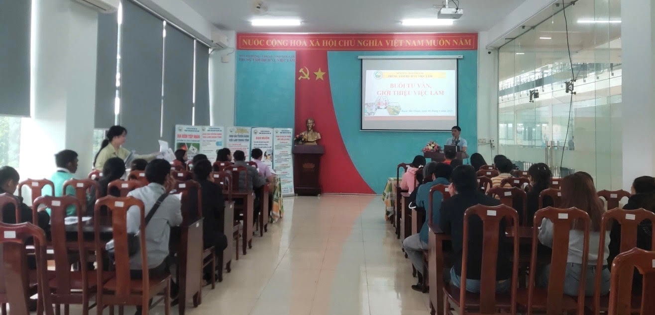 Người lao động đang hưởng trợ cấp thất nghiệp trực tiếp tham gia buổi tư vấn. Ảnh VLĐL