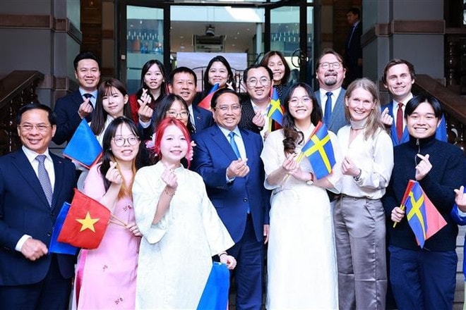 Prime Minister Pham Minh Chinh poses for a photo with Vietnamese students at the Stockholm School of Economics. (Photo: VNA) vna-potal-thu-tuong-phat-bieu-ve-chinh-sach-tai-dai-hoc-kinh-te-stockholm-8088071.jpg