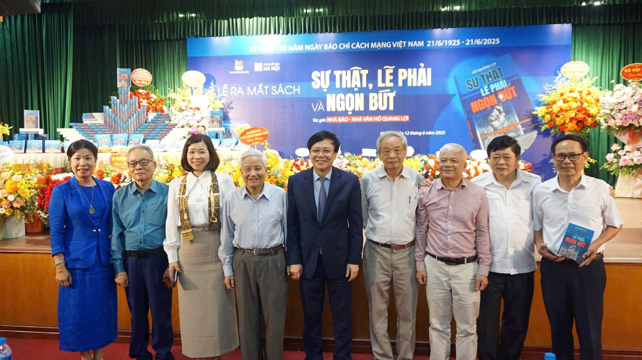 Bạn bè đồng nghiệp chúc mừng nhà báo Hồ Quang Lợi A3
