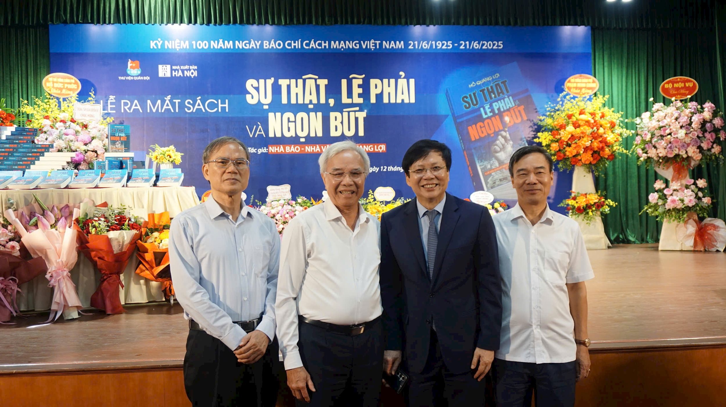 Bạn bè đồng nghiệp chúc mừng nhà báo Hồ Quang Lợi (vest đen)