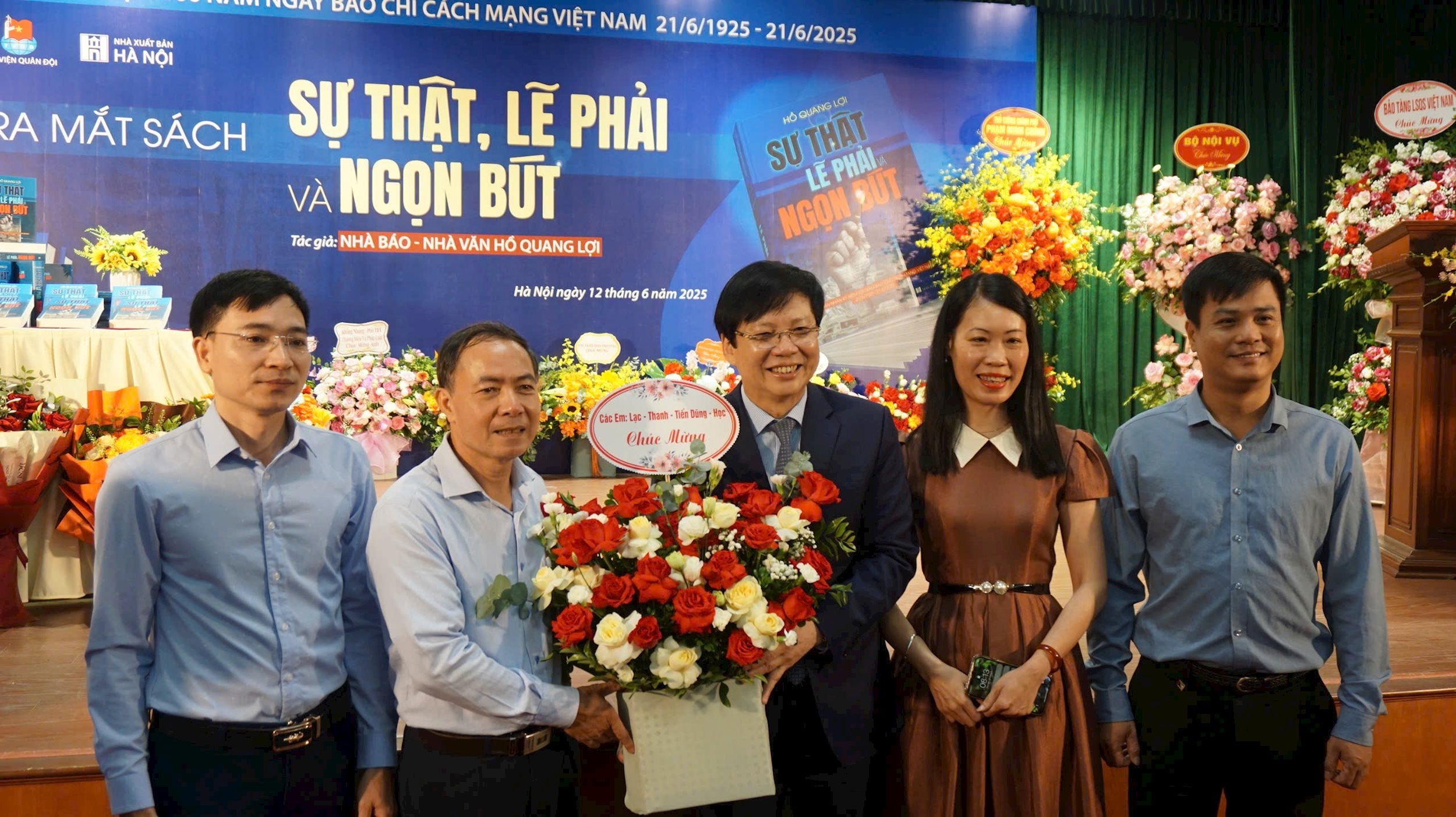Bạn bè đồng nghiệp chúc mừng nhà báo Hồ Quang Lợi (vest đen) A2