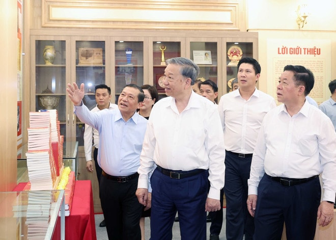 Party General Secretary To Lam visit the traditional room of the Commission for Information and Education, and Mass Mobilisation. (Photo: VNA) vna-potal-tong-bi-thu-to-lam-lam-viec-voi-ban-tuyen-giao-va-dan-van-trung-uong-8085955.jpg