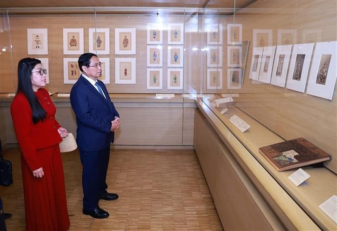 The PM spends considerable time viewing artefacts from Vietnam as well as exhibits reflecting historical ties between Vietnam and France at the museum. (Photo: VNA) vna-potal-thu-tuong-tham-quan-bao-tang-quai-branly-tai-thu-do-paris-phap-8086423.jpg