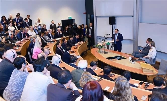 Prime Minister Pham Minh Chinh delivers a policy address at the Stockholm School of Economics as part of his ongoing visit to Sweden. (Photo: VNA)
