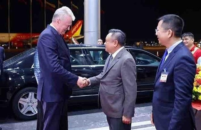 Chairman of the Hanoi People’s Committee Tran Sy Thanh welcomes Lithuanian President Gitanas Nauseda and his spouse at Noi Bai International Airport. (Photo: VNA) vna-potal-tong-thong-litva-bat-dau-chuyen-tham-chinh-thuc-viet-nam-8086359.jpg