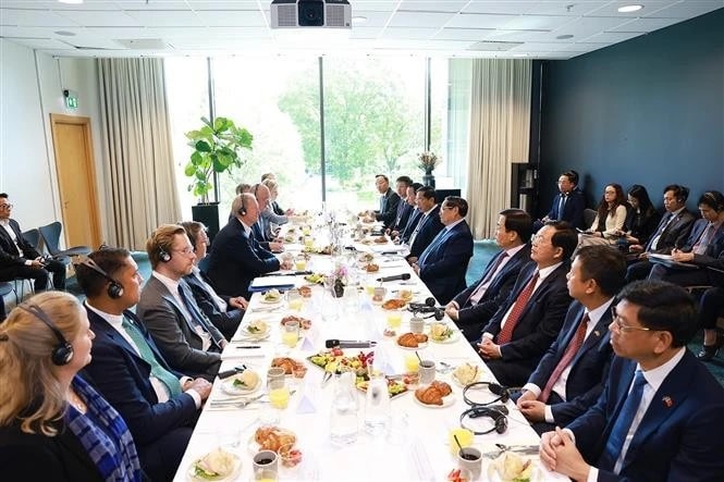 Prime Minister Pham Minh Chinh has a working breakfast with leaders of major Swedish corporations in Stockholm on June 12 (Photo: VNA)
