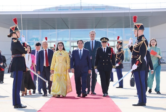 PM Chinh, his spouse and the high-ranking Vietnamese delegation then leave for an official visit to Sweden from June 11 to 14. (Photo: VNA) vna-potal-thu-tuong-va-phu-nhan-sang-tham-chinh-thuc-thuy-dien-8086565-1.jpg