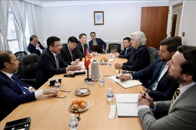At the meeting between Minister of Industry and Trade Nguyen Hong Dien and Nike representatives. (Photo: VNA) nguyen-hong-dien-2.jpg