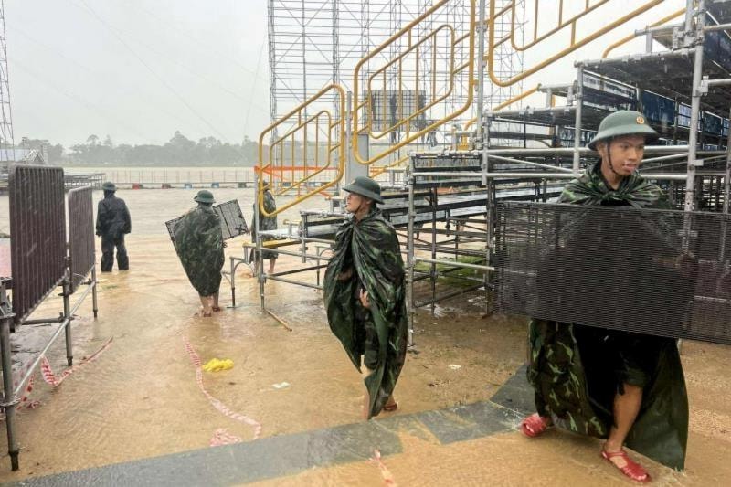 Sân khấu phục vụ đêm chung kết Hoa hậu Việt Nam diễn ra tại TP Huế cũng bị mưa lũ uy hiếp. Lực lượng chức năng đã phải triển khai công tác di dời trang thiết bị sân khấu để đảm bảo an toàn tài sản cho ban tổ chức.