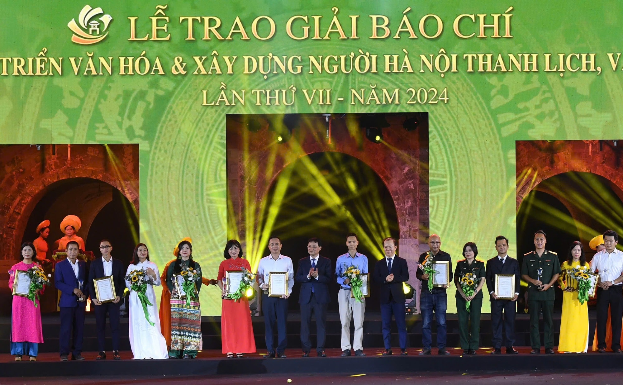 Trao giai bao chi HN