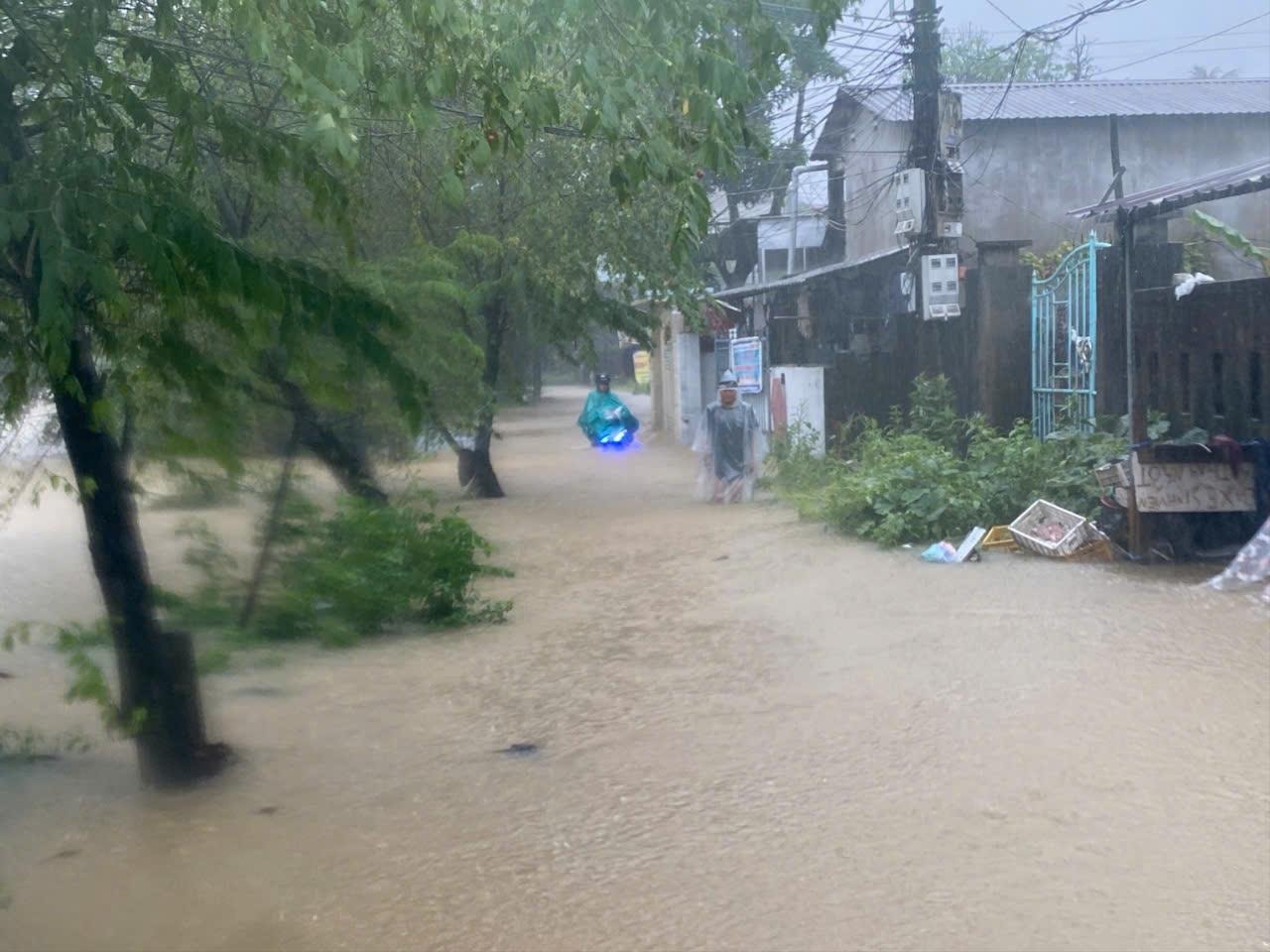 Mưa diễn ra trong hai ngày qua khiến nhiều khu dân cư tại TP Huế bắt đầu bị ngập lụt
