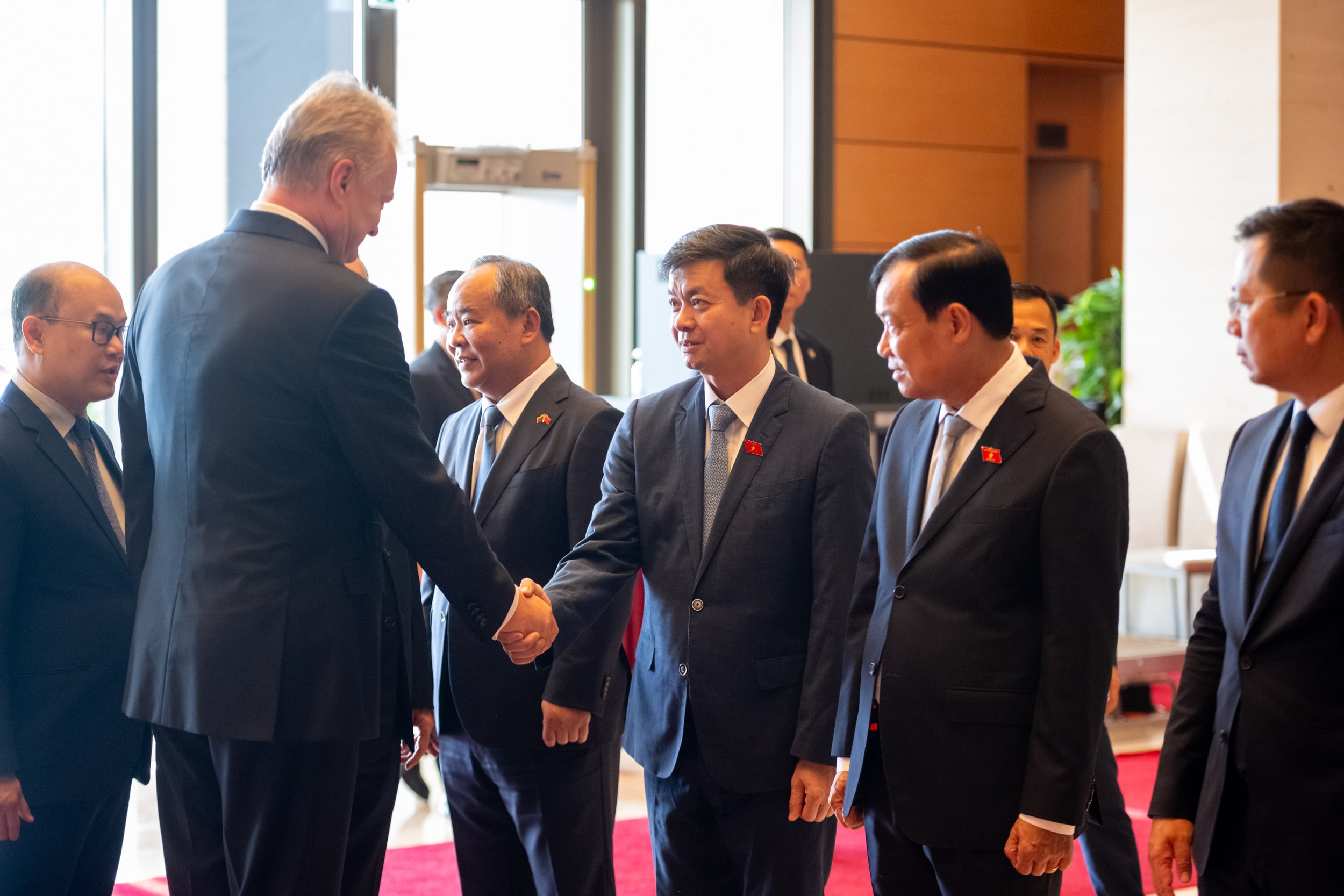 Chủ tịch Quốc hội Trần Thanh Mẫn giới thiệu Đoàn đại biểu cấp cao Việt Nam với Tổng thống Litva Gitanas Nauseda. Ảnh: Phạm Thắng