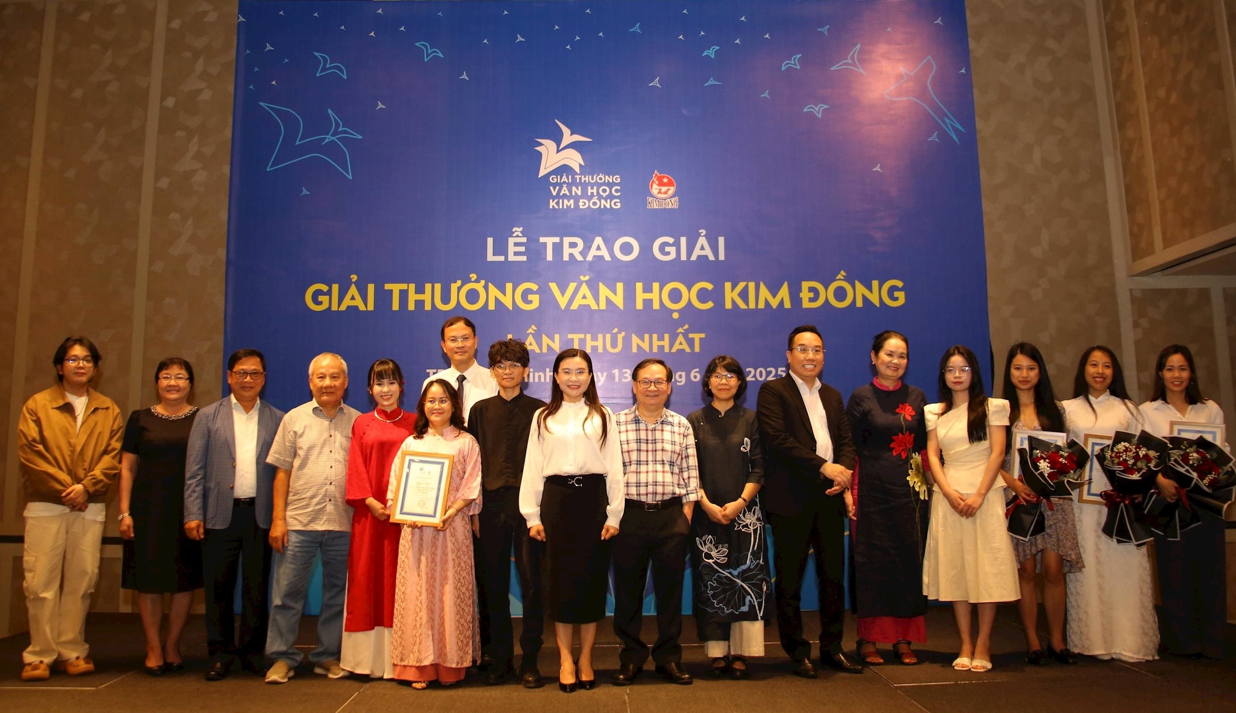 Anh 8_Dai bieu + tac gia doat giai