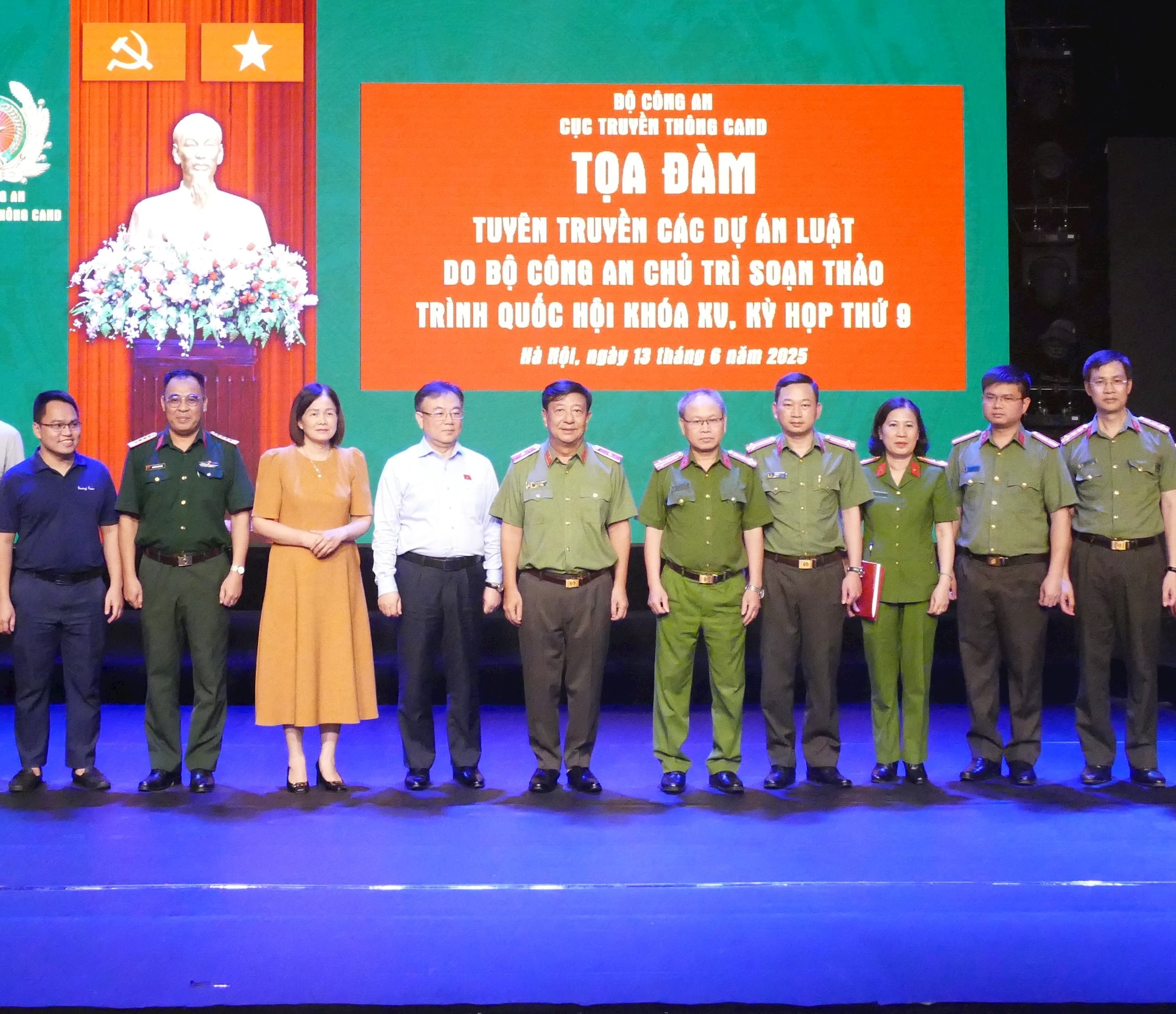 các đại biểu chụp ảnh lưu niệm
