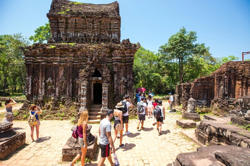 Du khách tham quan Thánh địa Mỹ Sơn