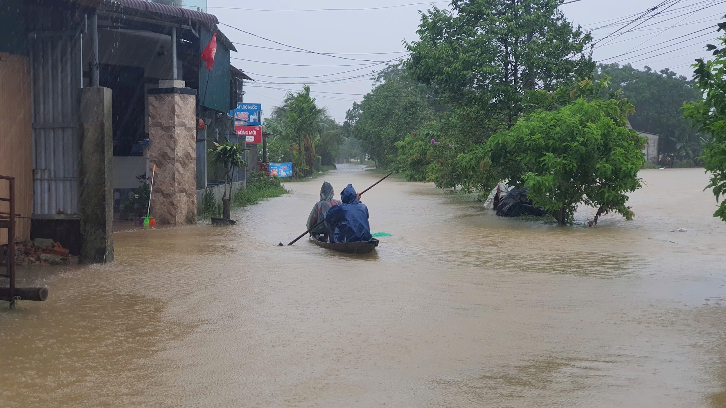 Đến cuối ngày 13/6 việc đi lại của người dân vùng lũ ở một số vùng tại tỉnh Quảng Trị vẫn chủ yếu bằng thuyền. (ảnh chụp tại thôn Lâm Xuân xã Hải Lâm, huyện Hải Lăng)