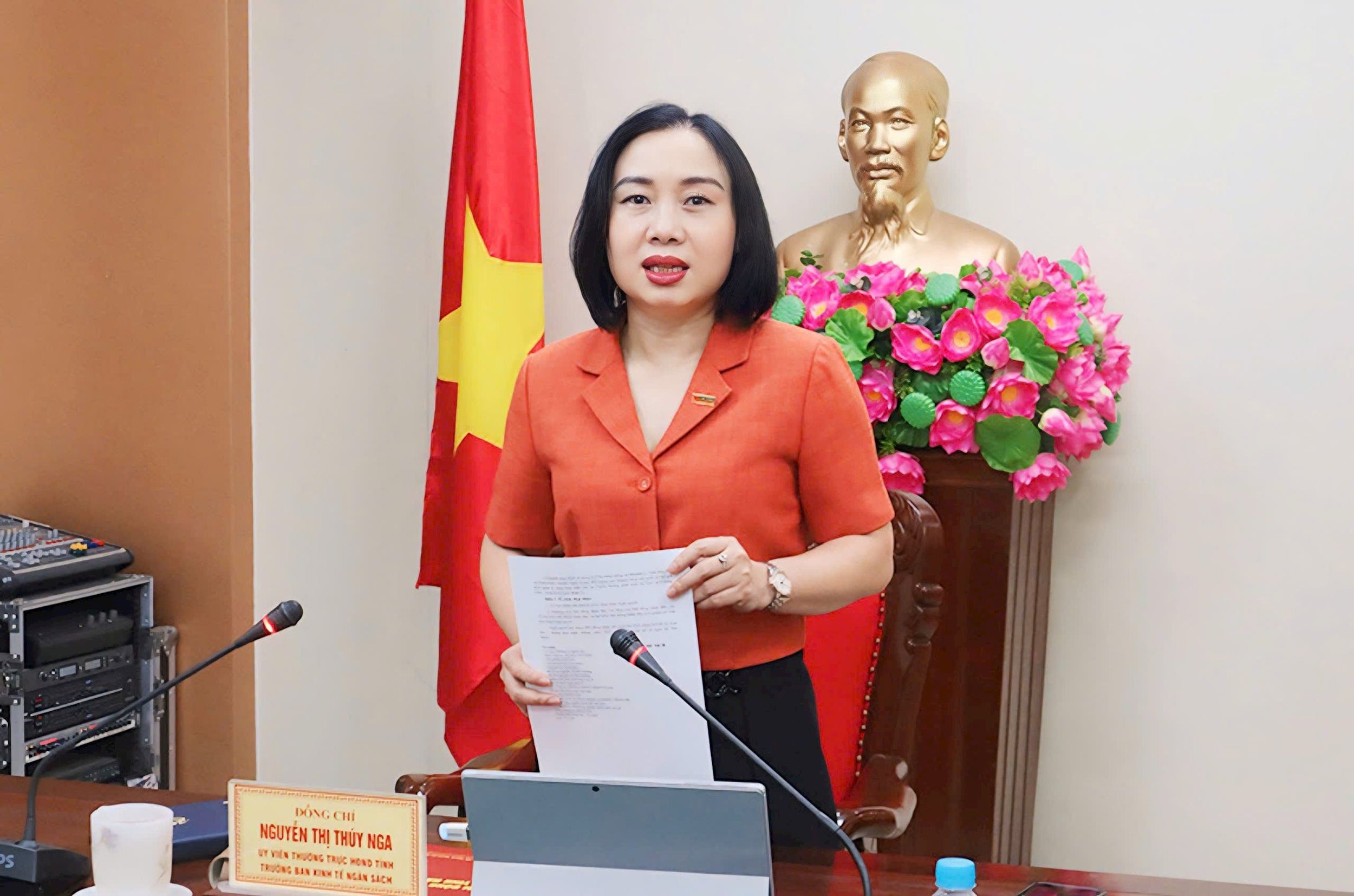 Trưởng Ban Kinh tế - Ngân sách HĐND tỉnh Hà Tĩnh Nguyễn Thị Thúy Nga đánh giá rất cao vai trò của Báo Đại biểu Nhân dân trong việc đồng hành cùng các đại biểu dân cử. Ảnh: X.Hoa