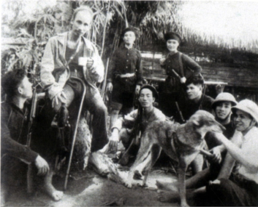 Chủ tịch Hồ Chí Minh với các nhà báo tại Điềm Mặc, Thái Nguyên, năm 1947. Ảnh Bảo tàng Lịch sử Quốc gia Việt Nam