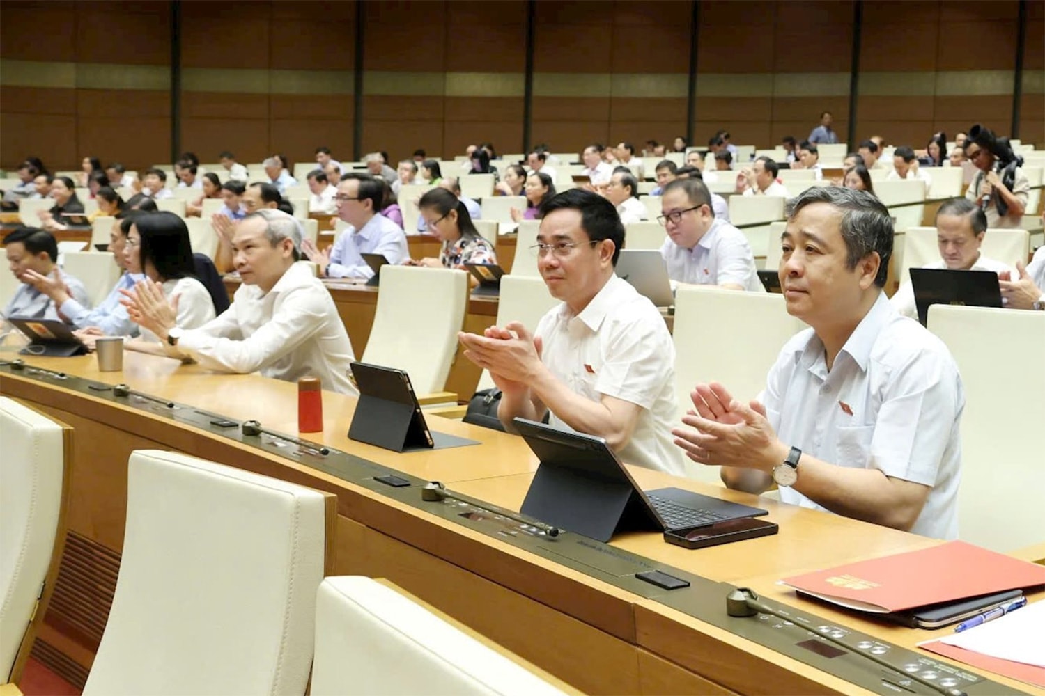 Các đại biểu dự phiên họp. Ảnh: Hồ Long