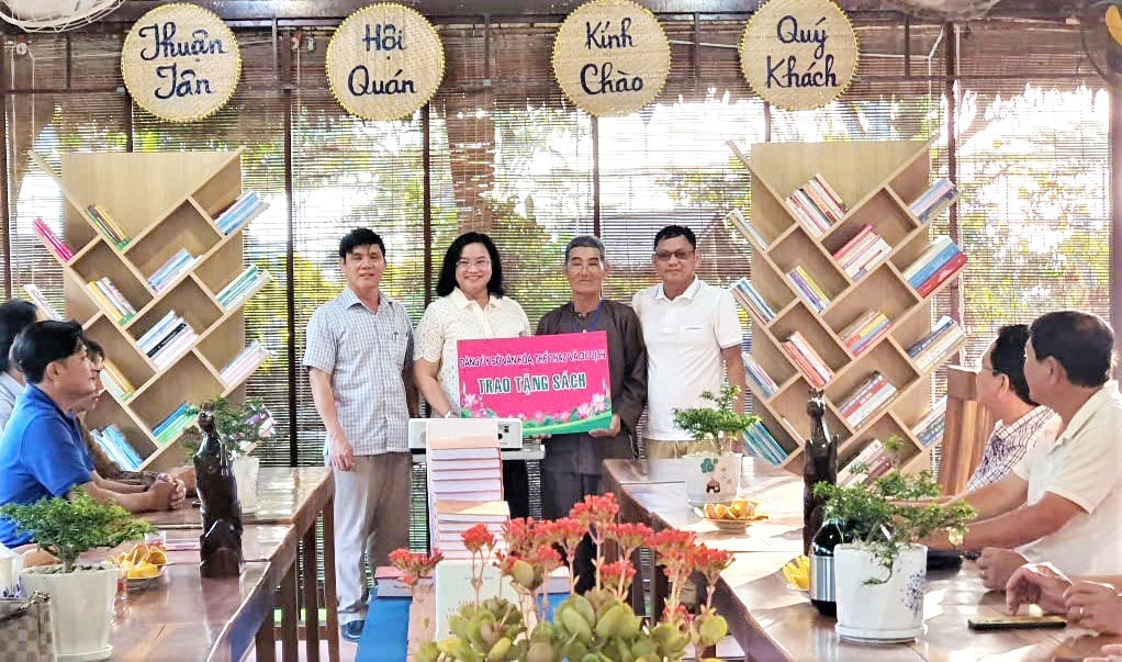Lãnh đạo Sở Văn hóa, Thể thao và Du lịch tỉnh Đồng Tháp đến thăm và tặng sách cho Thuận Tân Hội quán
