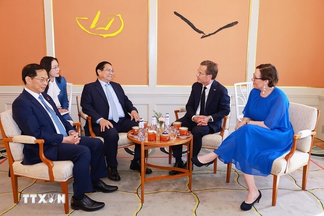 PM Pham Minh Chinh (second, left) meets with his Swedish counterpart Ulf Kristersson (second, right). (Photo: VNA) sweden.jpg