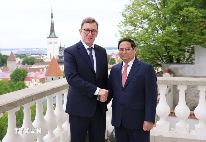 PM Pham Minh Chinh (R) and Estonian PM Kristen Michal. (Photo: VNA) estonia.jpg